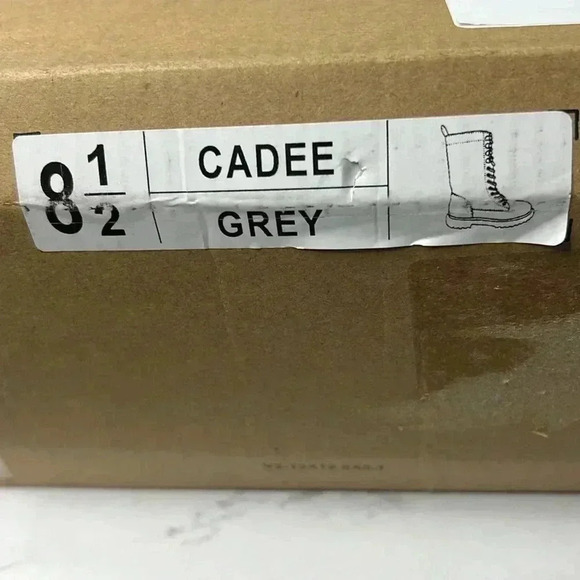 Journee Collection Cadee Tru
Comfort Foam Inside Zip Block Heel Booties
Grey 8.5 - Picture 10 of 14